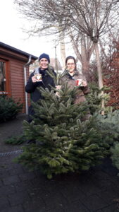 Mehr über den Artikel erfahren Großer Weihnachtsbaumverkauf mit kleinem Weihnachtsmarkt in der Ev. Kita Bensberg!