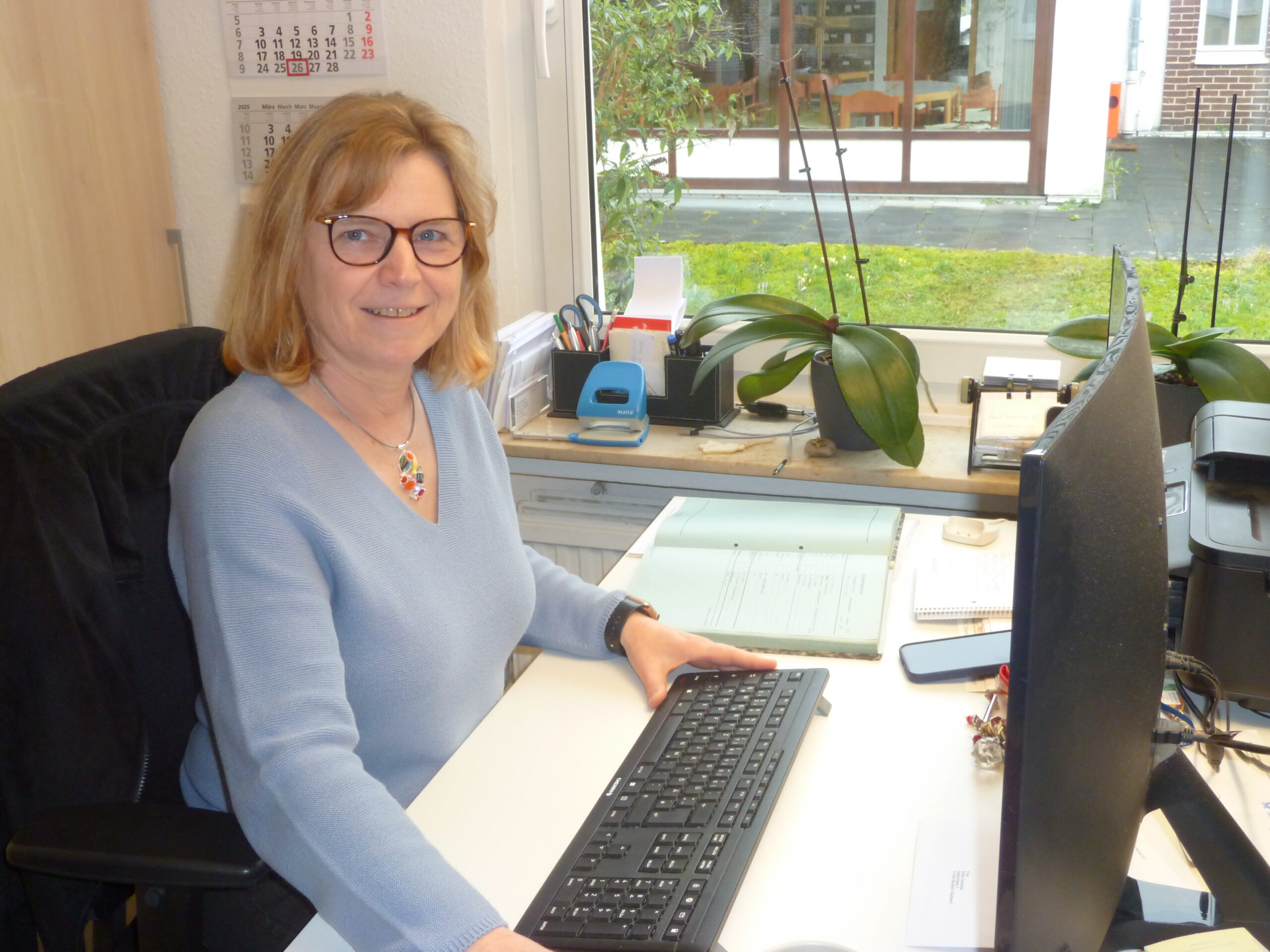 Mehr über den Artikel erfahren 25-jähriges Jubiläum Silke Reiländer Ein lebender Schatz – die Gemeindesekretärin