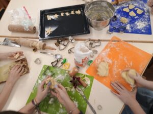 Mehr über den Artikel erfahren Rückblick: Plätzchenbacken für Kinder & SeniorInnen